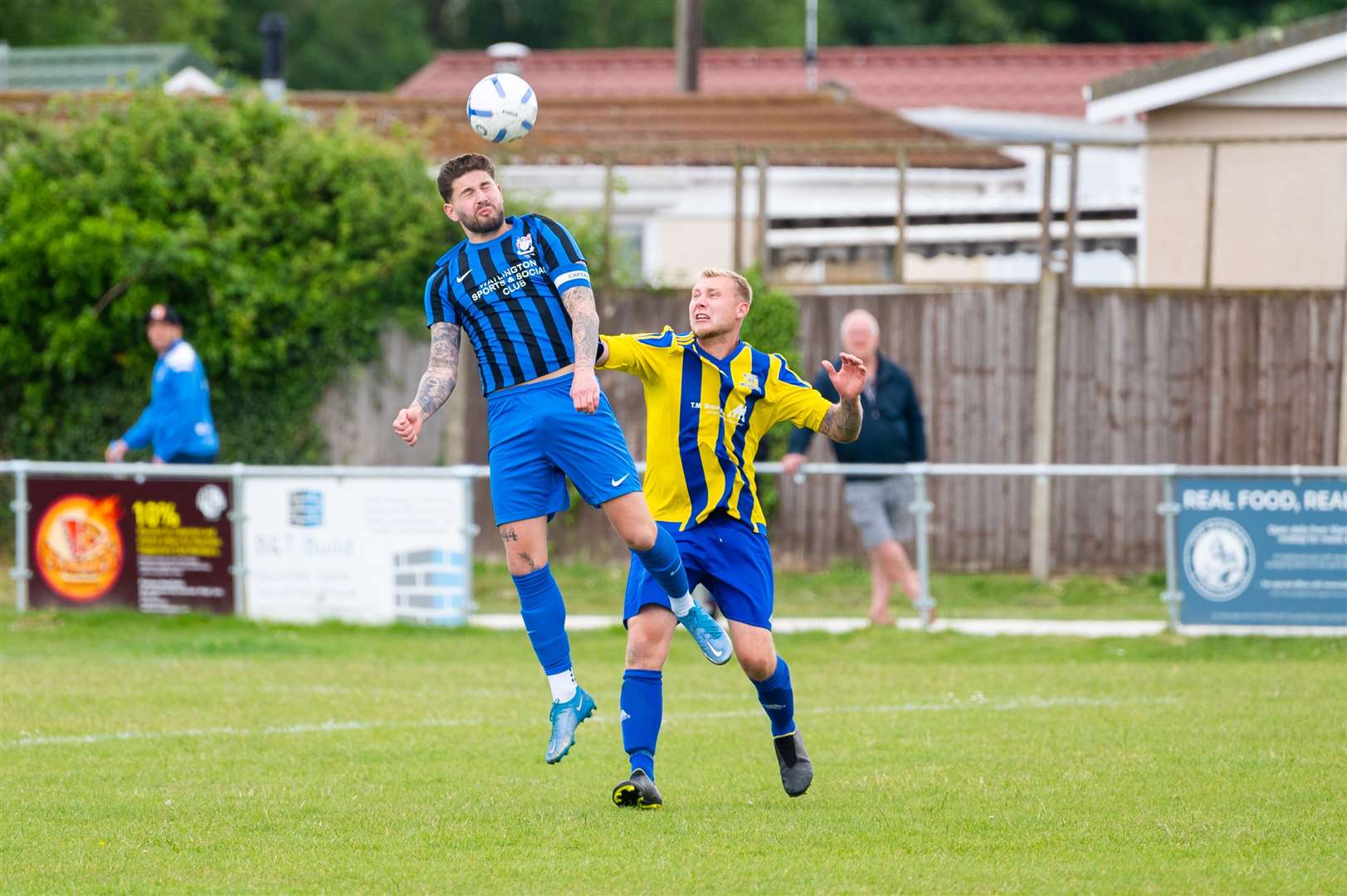 Harry Morton gets his head to the ball before Kodie Turvey. (63143866)