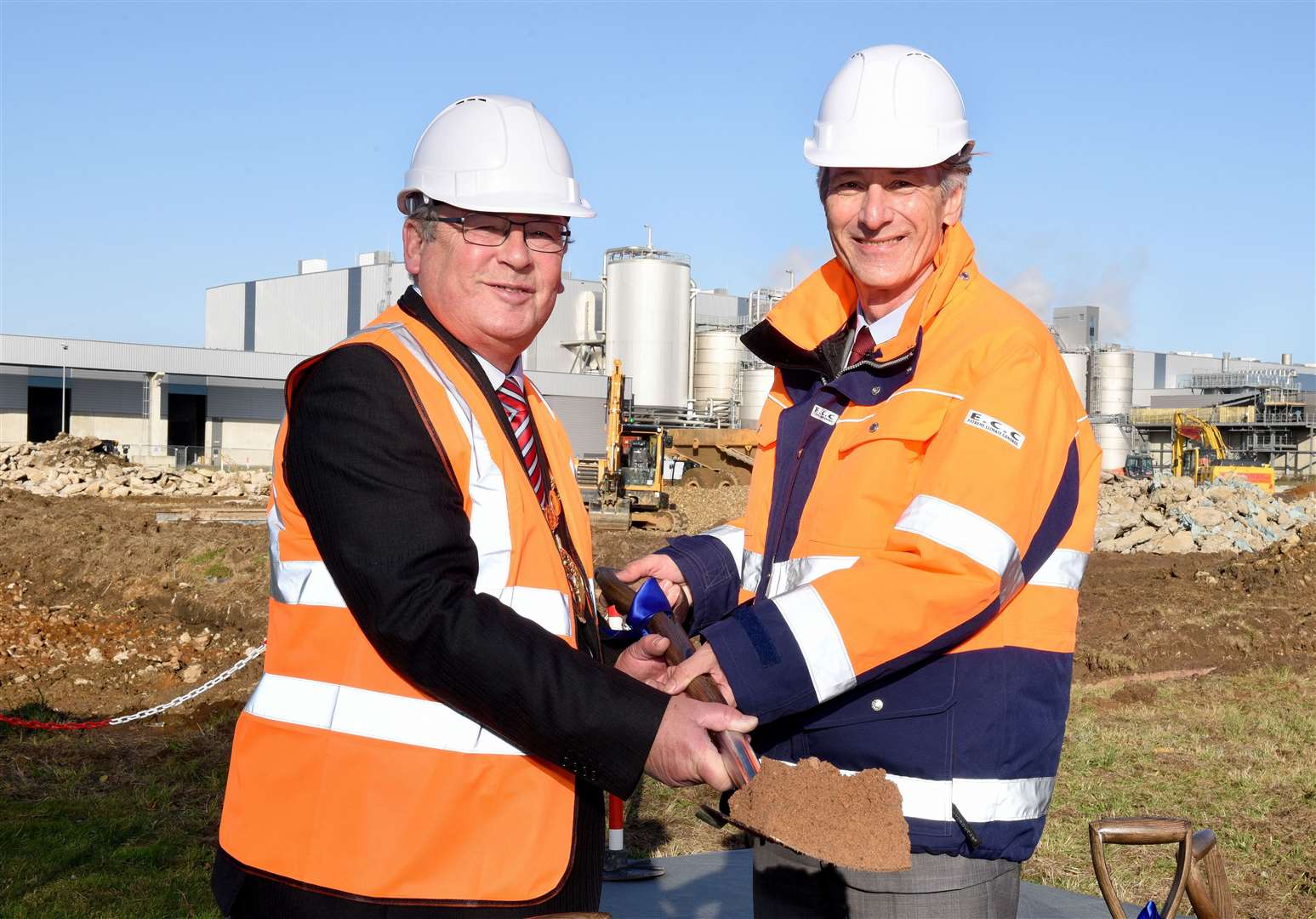 Borough Mayor Cllr Nick Daubney and Dr Wolfgang Palm (CEO Palm Paper) at a groundbreaking ceremony in November 2018