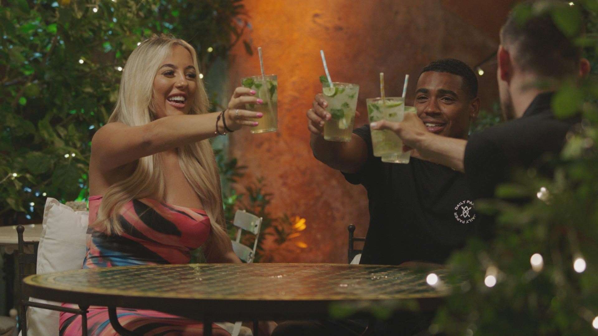 Jess goes for drinks with Tyrique, Scott and Kady after all becoming single. Picture: ITV