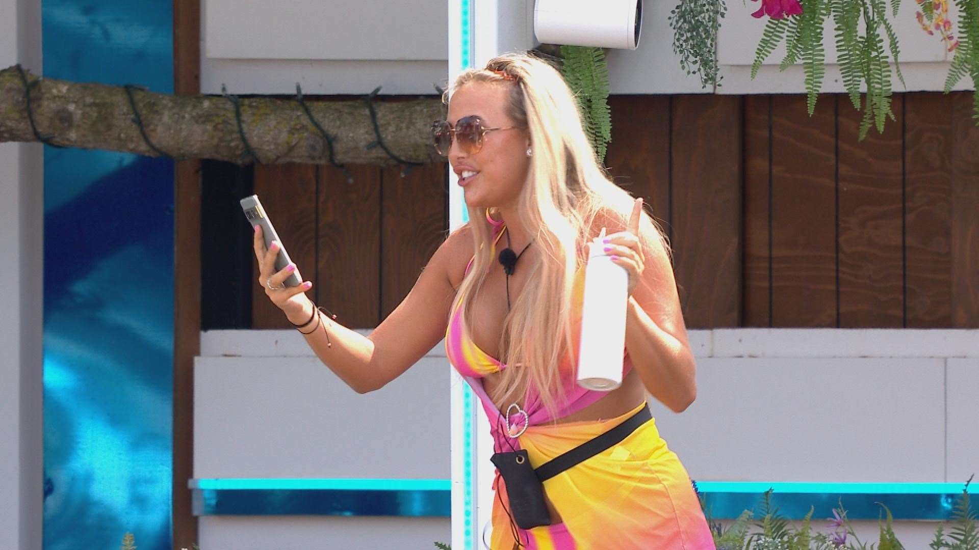 Jess receives a text about telling islanders that Ne-Yo will performing in the villa. Picture: ITV