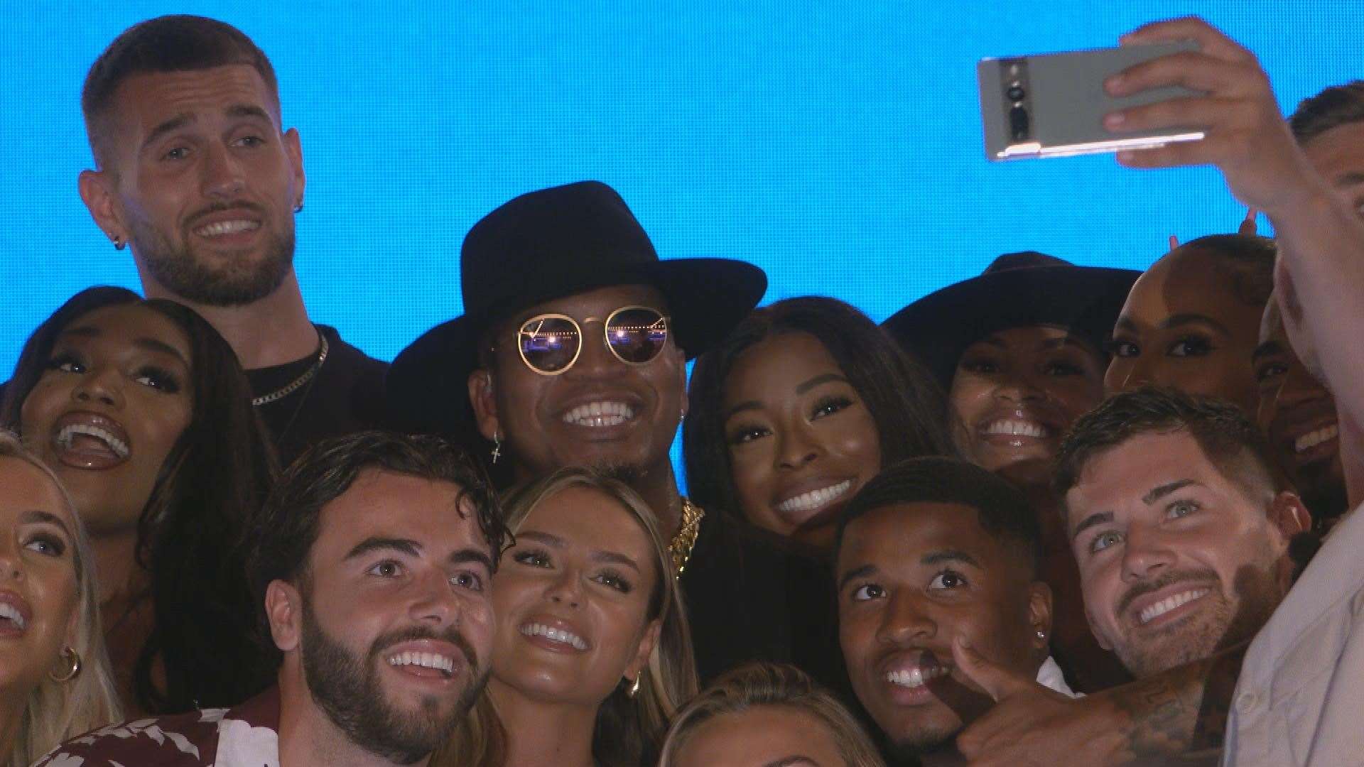 All the islanders gather for a selfie with Ne-Yo. Picture: ITV