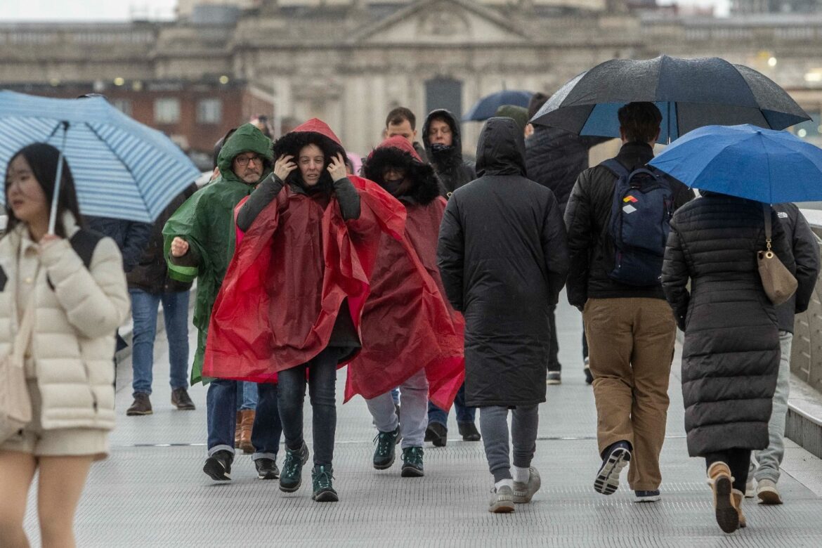 Gusty winds and snow to hit parts of UK on final weekend of 2023