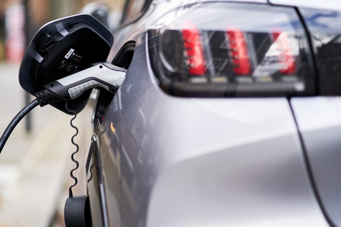 Households could use EV batteries to power appliances under government plans