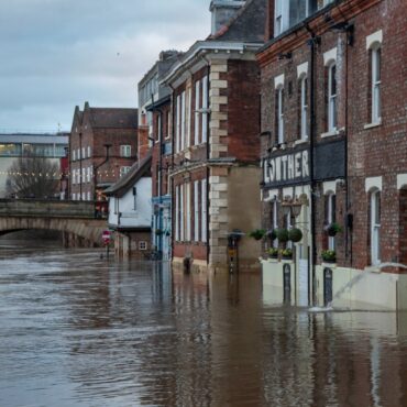 Vigilance urged as flooding expected to continue Environment Agency warns