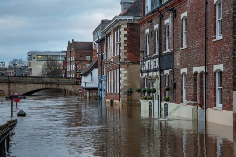 Vigilance urged as flooding expected to continue Environment Agency warns