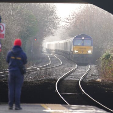 Rail maintenance workers to go on strike