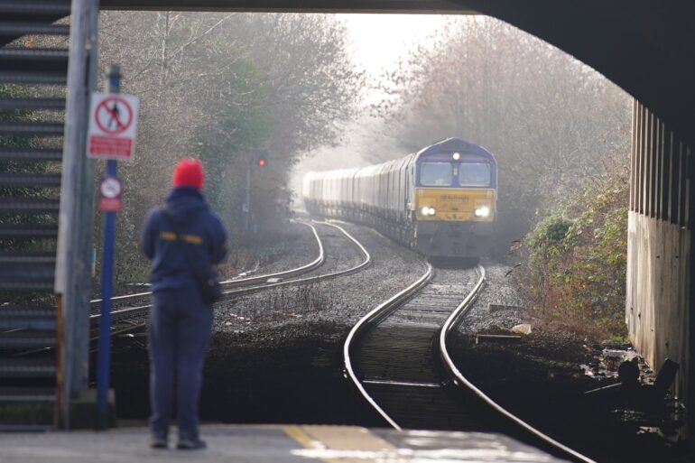 Rail maintenance workers to go on strike