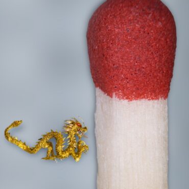 Sculptor creates tiny golden dragon