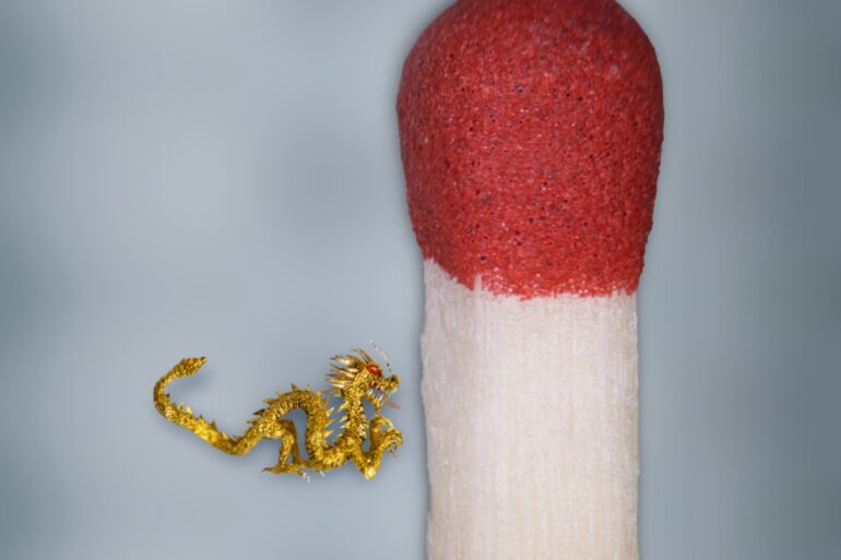 Sculptor creates tiny golden dragon