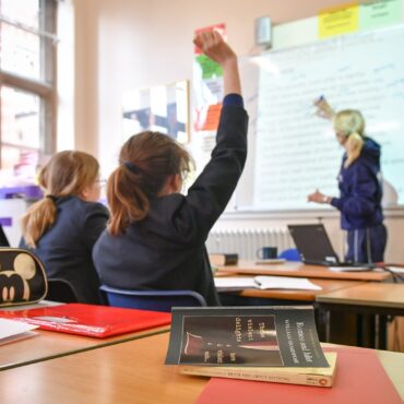 Disadvantaged pupils remain behind in maths
