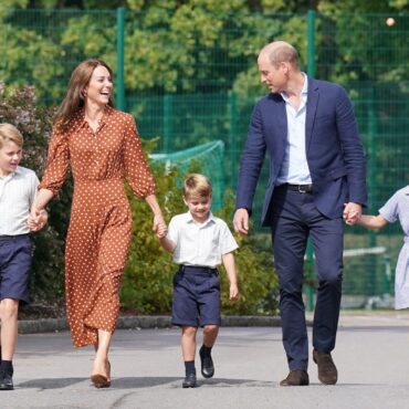 Kate praised for telling children of cancer diagnosis