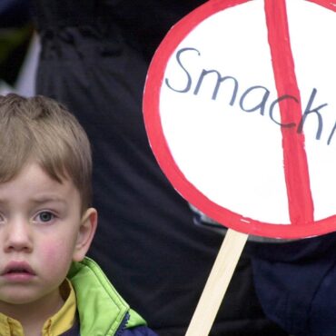 Paediatricians urge law change to ban smacking