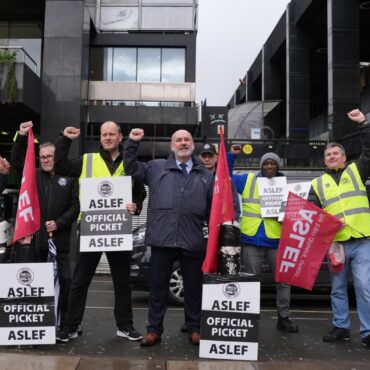 Rail strike hits London commuters