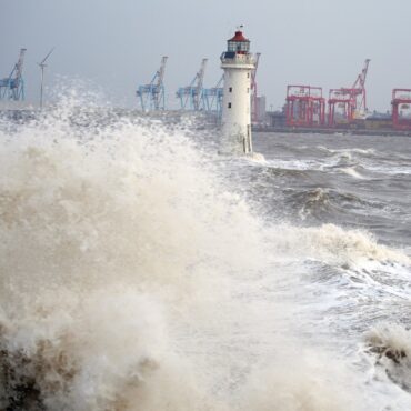 Storm Kathleen set to hit UK with warm wind