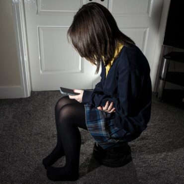 Report recommends banning smartphones for under-16s