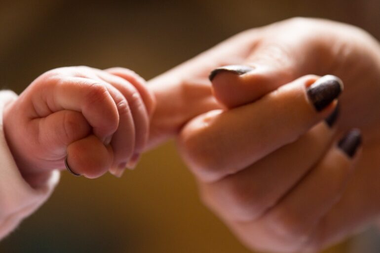 Up to 1,200 new mothers suffer psychosis each year