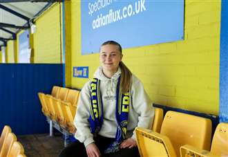 Holly, 18, signs contract with Linnets