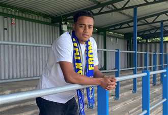 Young midfielder signs contract with Linnets