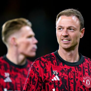 Jonny Evans signs new one-year contract with Manchester United