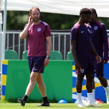 Southgate urges England to seize ‘chance to make history’