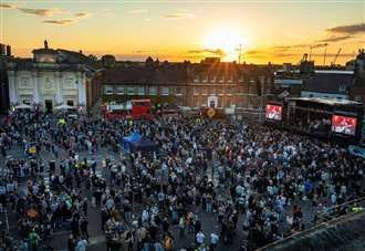 True ‘festival spirit’ as crowds brave rain for second week of Festival Too