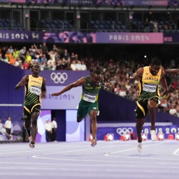 Noah Lyles edges out Jamaican Kishane Thompson to win men’s 100 metres title