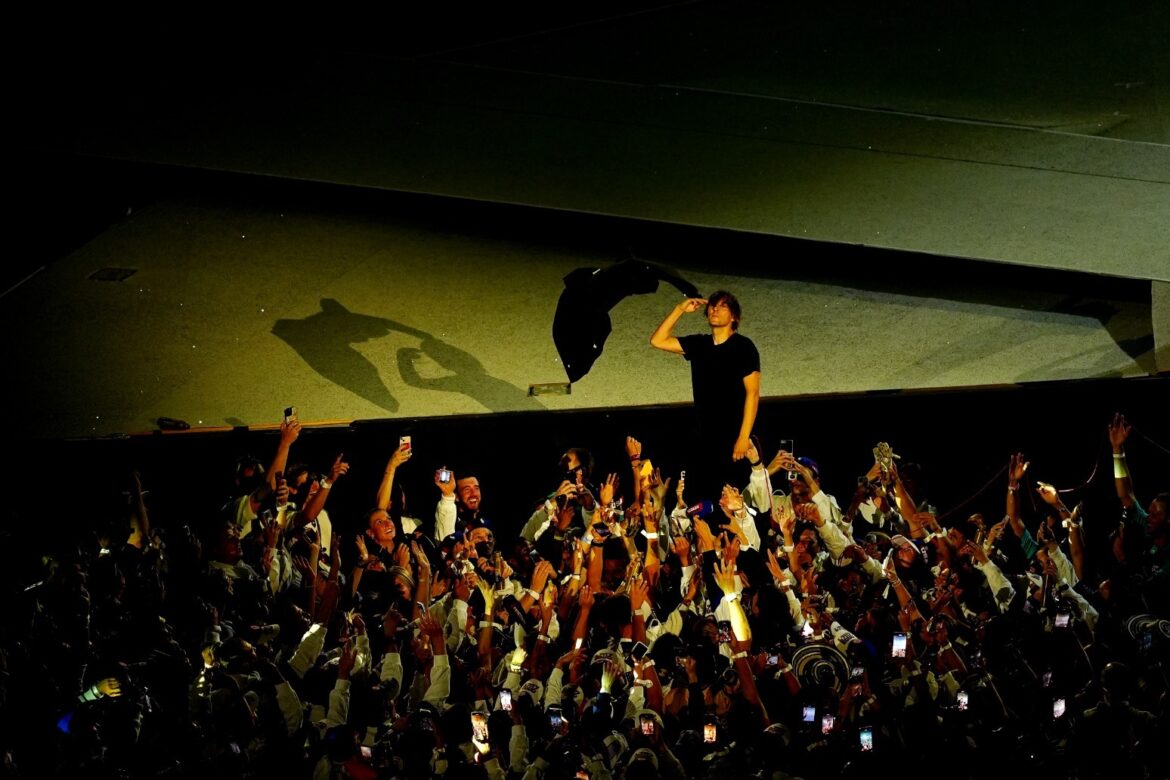 Olympics closing ceremony kicks off with golden voyager and French musicians