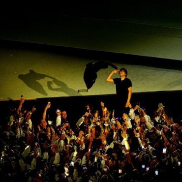 Olympics closing ceremony kicks off with golden voyager and French musicians