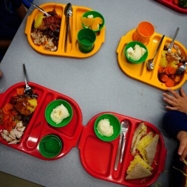 All primary pupils should receive free school lunches, say health experts