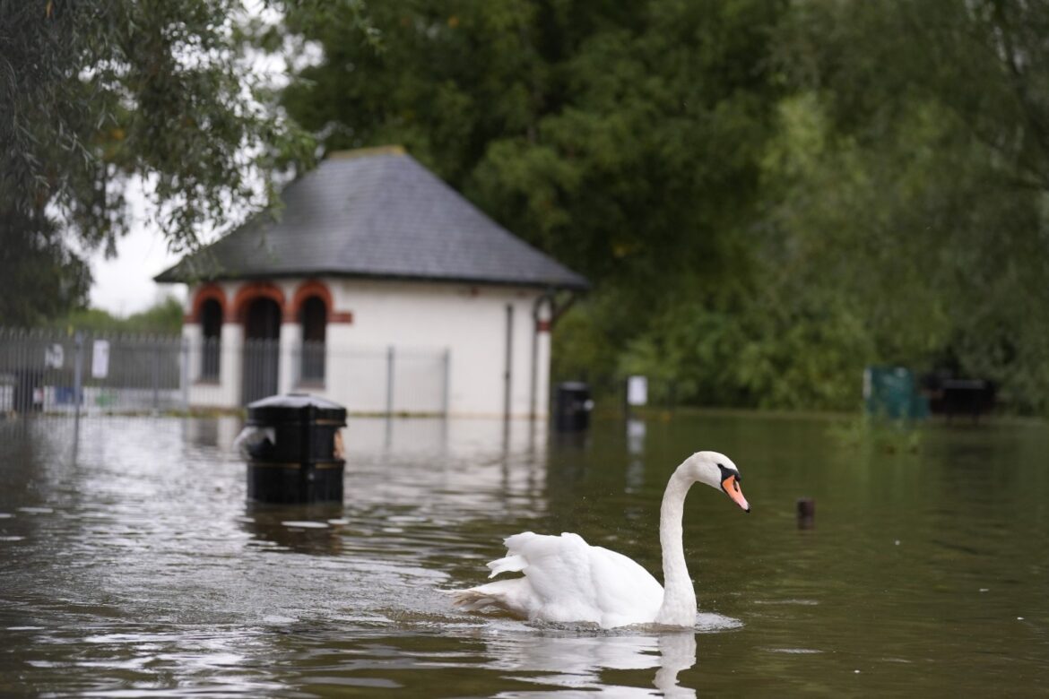 Amber rain warning issued for parts of Midlands and southern England