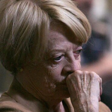 Oscar-winning actress Dame Maggie Smith dies