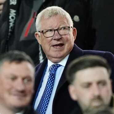 Sir Alex Ferguson to leave Man Utd ambassador role amid club cost cutting