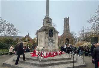 Hundreds gather in town gardens to remember those who fought for us