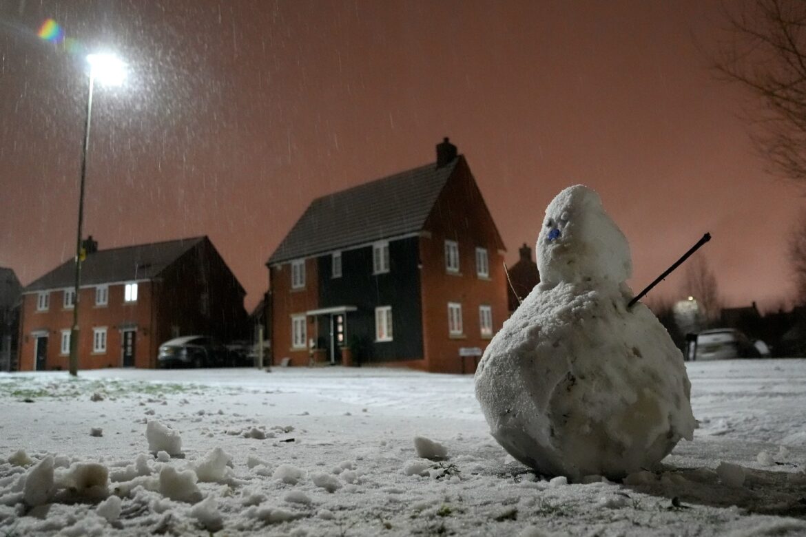 Heavy snow and freezing rain sweep in as amber warnings come into force