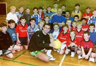 Popular Linnets player met young fans in 1996