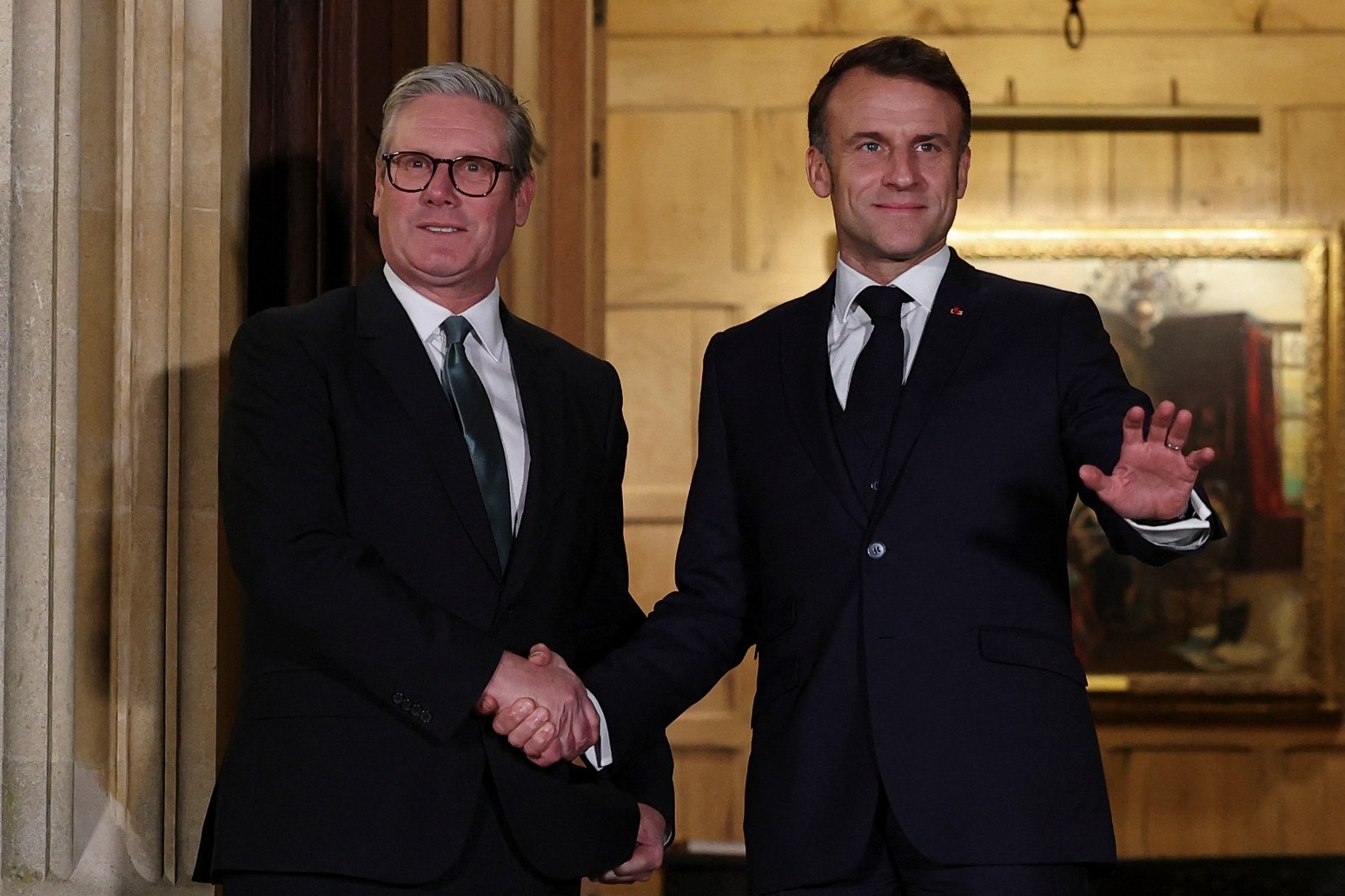 Starmer talks about Ukraine over dinner with Macron