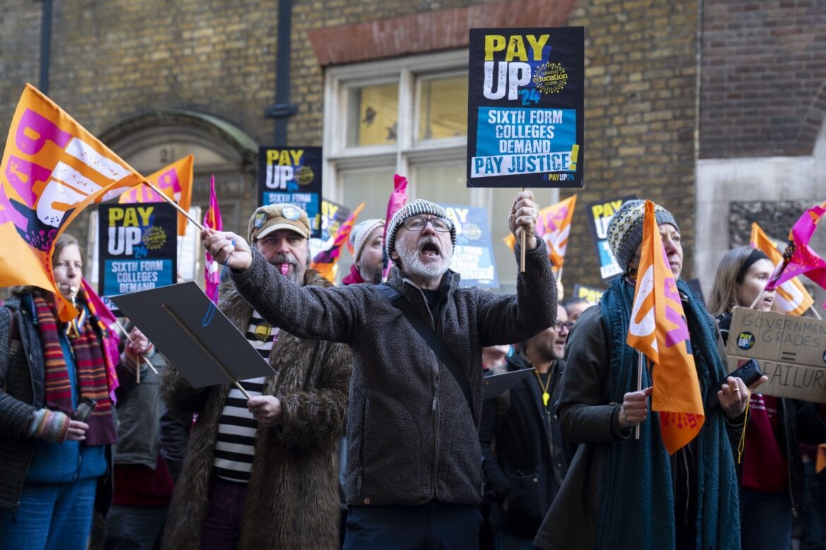 Teachers in sixth form colleges stage further strike action in pay dispute