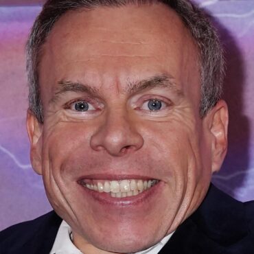 Warwick Davis dedicates Bafta Fellowship award to those who have supported him