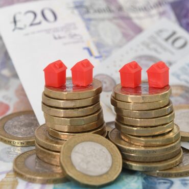 Average price gap between houses and flats is at highest point in 30 years