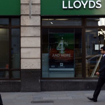 Lloyds and Halifax banking apps hit by service outage