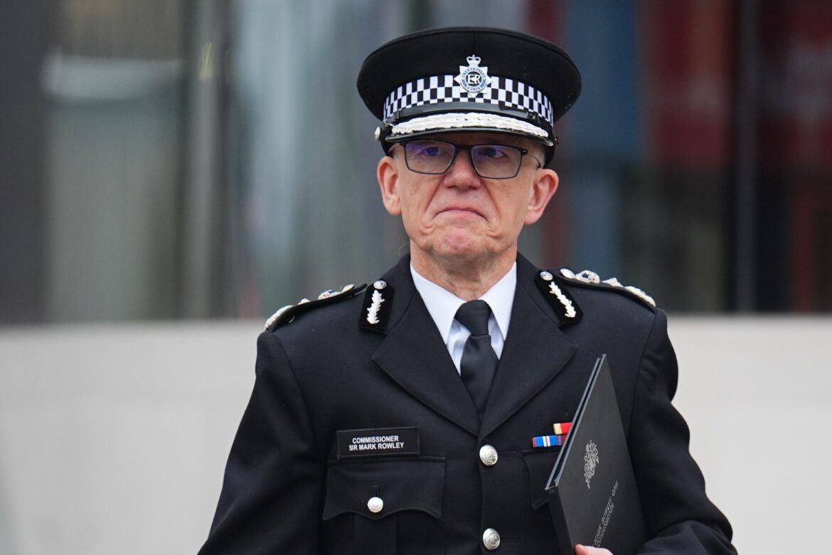 UKs biggest police force cannot sack officers by removing vetting clearance