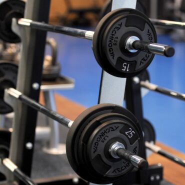 Lifting weights helps older people tackle insomnia research suggests