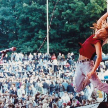 Frontman of Welsh band The Alarm dies