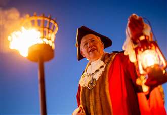 More than 800 people pack town square for VE Day celebrations