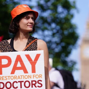 Resident doctors in England start receiving ballots for industrial action