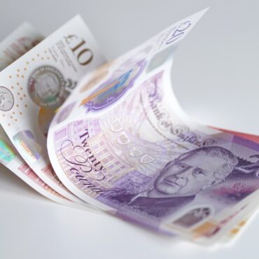 Unemployment rate hits near four year high as wage growth falls ONS