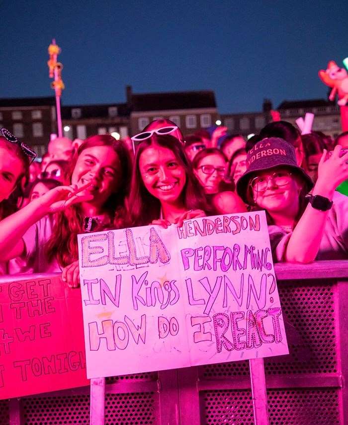 Ella Henderson fans were treated to a top performance from the star